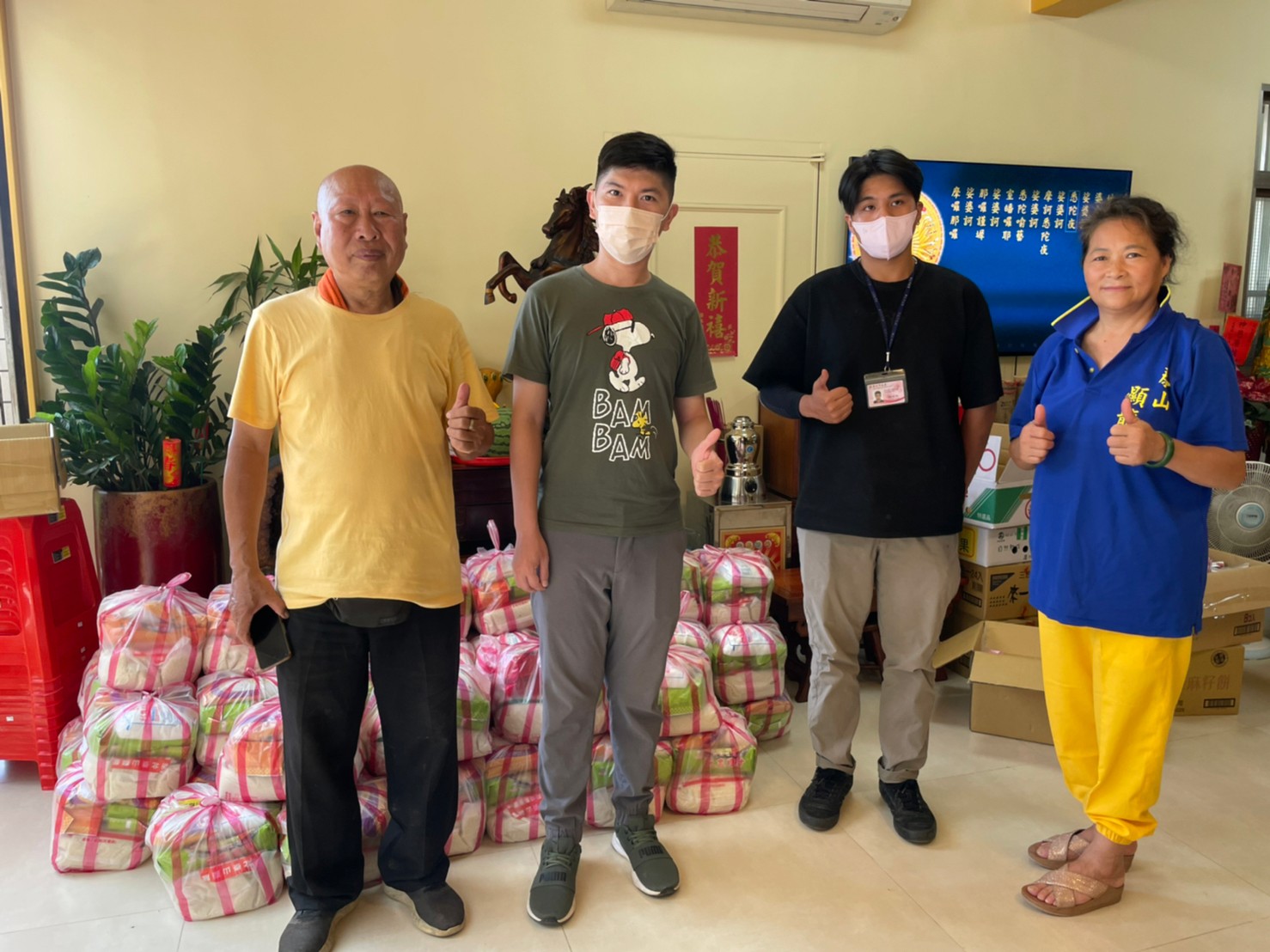 顯龍愛心關懷物資