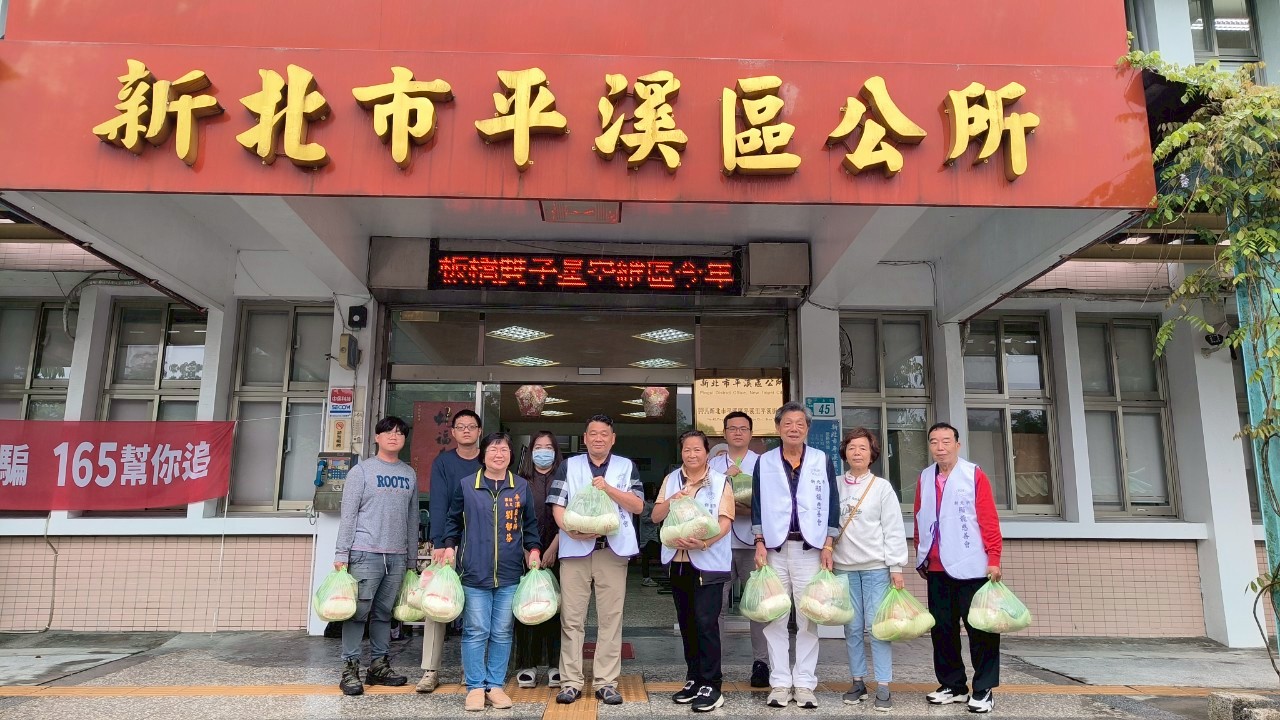新北市顯龍愛心關懷慈善會送物資01