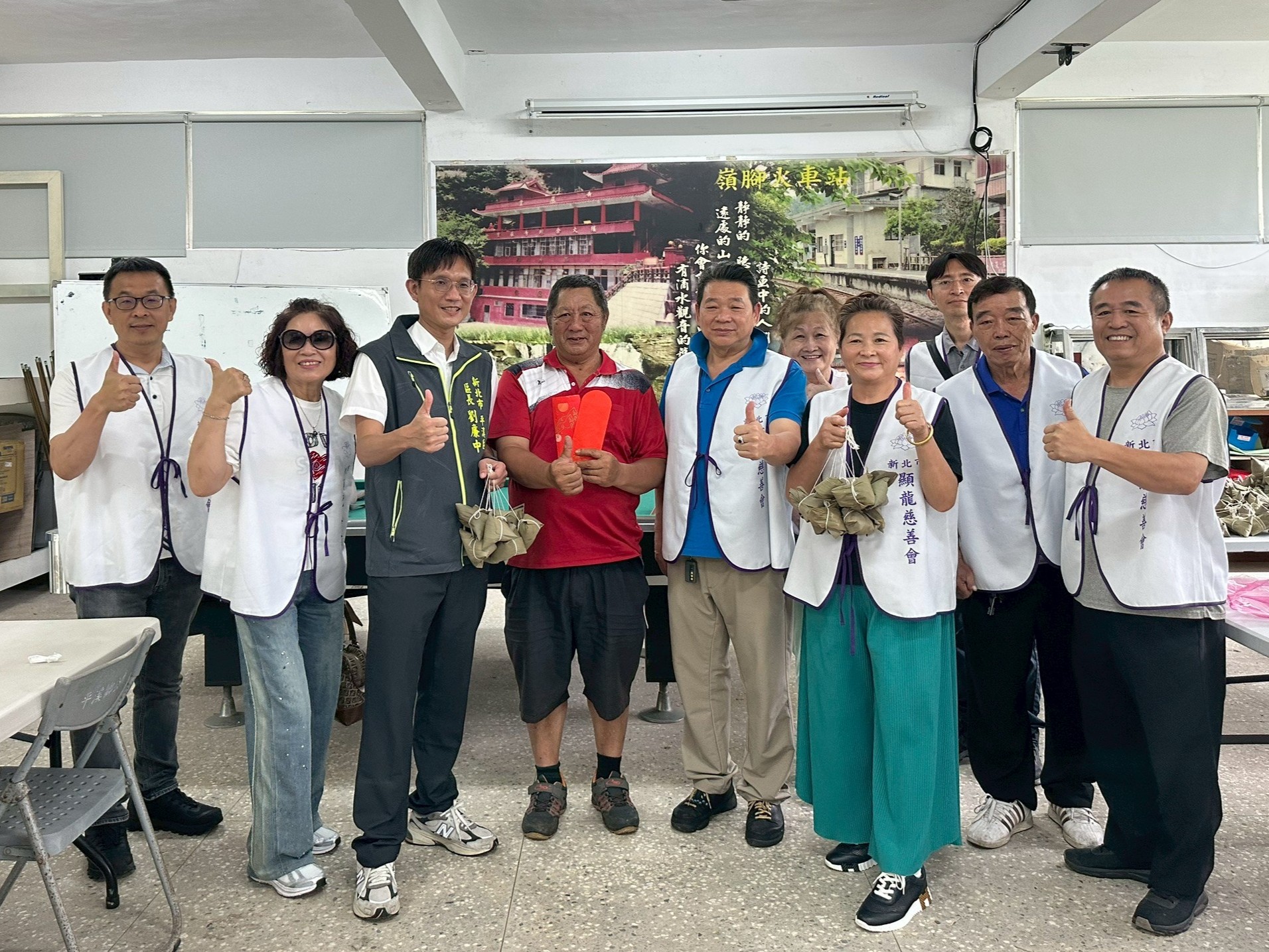 新北市顯龍愛心關懷慈善會至本區辦理端午節包粽關懷活動01