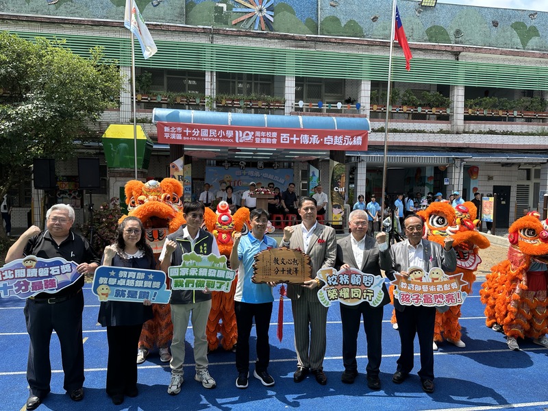 0530-十分國小校慶活動-十分國小配合金山高中施放4波99盞由十分國小與金山高中科技中心共同研發之環保天燈-1