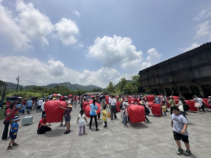 十分國小校慶活動-十分國小配合金山高中施放4波99盞由十分國小與金山高中科技中心共同研發之環保天燈01