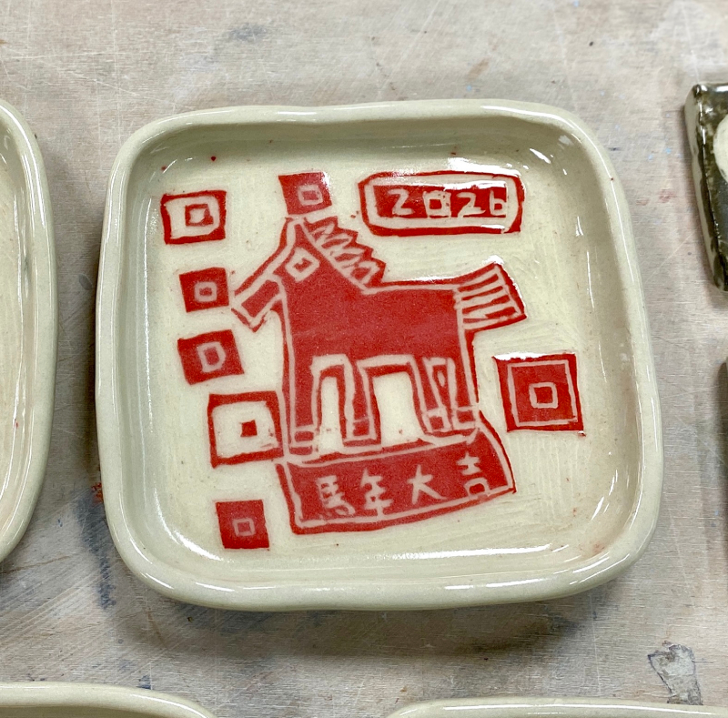 71.馬年吉祥剔花盤，褚冠廷，陶藝