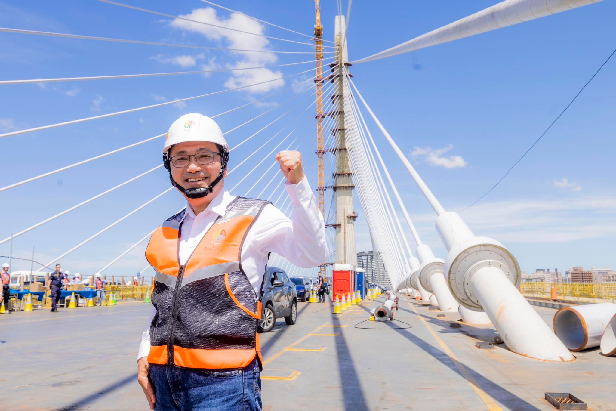 侯市長於淡江大橋合照